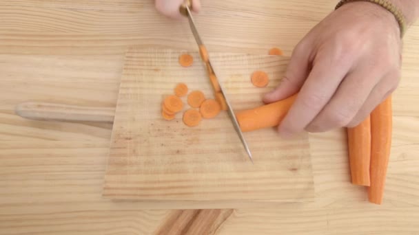 木板上胡萝卜切口的升高镜头 — 图库视频影像