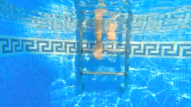 プールの金属製階段で冷やす足の水没した眺め — ストック動画