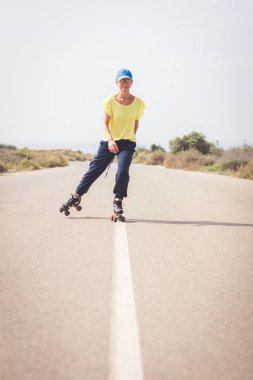 Çölde ıssız bir yolda paten kadın