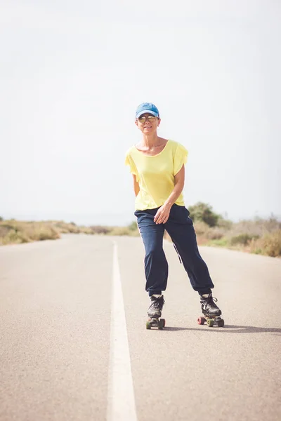 Çölde ıssız bir yolda paten kadın