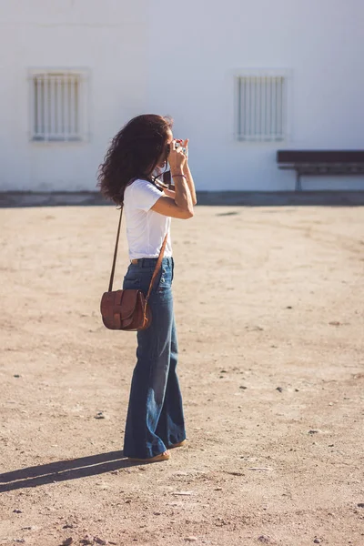 Fotoğrafçı eski analog fotoğraf makinesinin fotoğrafını çekiyor.