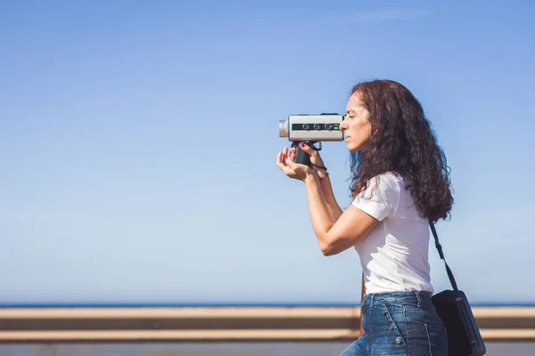 Filmmakare filmar med en 8 mm filmkamera — Stockfoto