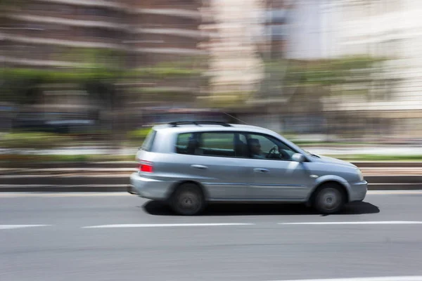 Bilen Rör Sig Genom Staden Hastighetsbegrepp Stockfoto