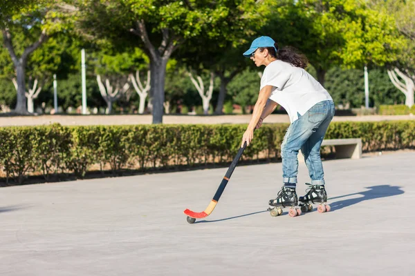 Gadis Bermain Roller Hockey Taman Dia Memakai Topi Biru Dan — Stok Foto