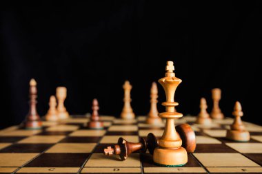 Satranç oynuyoruz. Beyaz kral siyah kralı yendi..