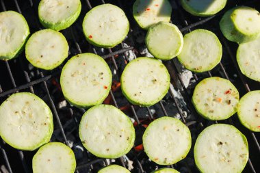 Izgarada kabak dilimleri. Bunlarda baharat ve bitkiler görülebilir. Sağlıklı gıda kavramı.