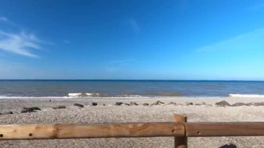 Yalnız kumsalda seyahat ederken