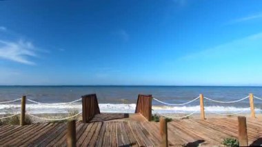 Yalnız kumsalda seyahat ederken