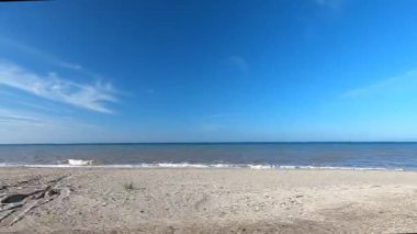 Yalnız kumsalda seyahat ederken