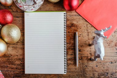 Metin için dilek, kırmızı arka plan yeri yeri olan üstten görünüm Noel dekorasyonları için. Noel arka plan