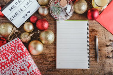 Metin için dilek, kırmızı arka plan yeri yeri olan üstten görünüm Noel dekorasyonları için. Noel arka plan