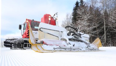 Kış sezonu öncesi hazırlık yamaçları dağ tatil. Ratrak kar orman yolda rulo.