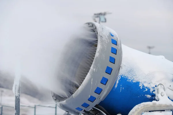 Primer Plano Cañón Nieve Profesional Que Hace Nieve Fuera Del —  Fotos de Stock