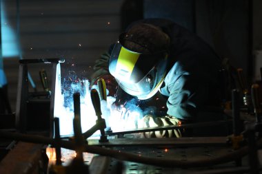Minsk, Belarus - 13 Aralık 2018: Fabrika kaynak demirinde çalışan bir işçi