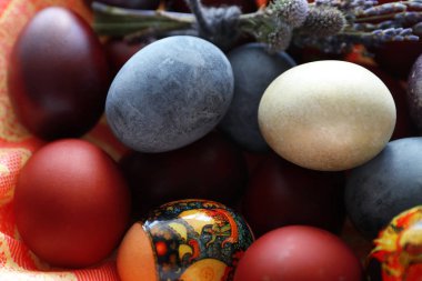 sepeti renkli Paskalya yortusu yumurta