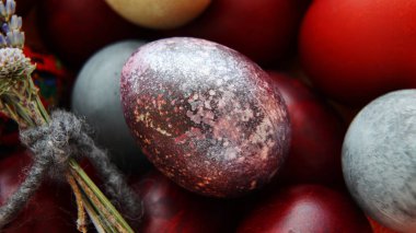 Paskalya için parlak bir boyalı yumurta Close-up 