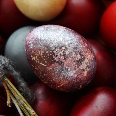 Paskalya için parlak bir boyalı yumurta Close-up 