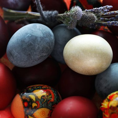 Sepetteki renkli boyalı yumurta Paskalya için Close-up