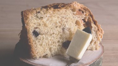 Bir parça üzerine ahşap bir substrat bir kaşık tereyağı ile ev yapımı pasta bir parça