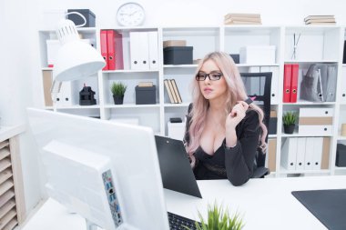 Bilgisayar çalışma gözlük ile güzel kız