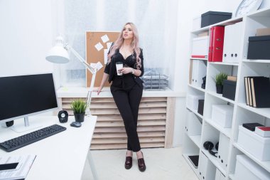 Kız çalışmalarında bir mola sırasında kahve içecekler