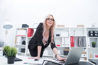 Bilgisayar işyerinde seksi kız