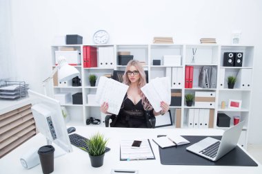 Ofis Yöneticisi işyeri gazetelerde bir sürü ayrıştırır