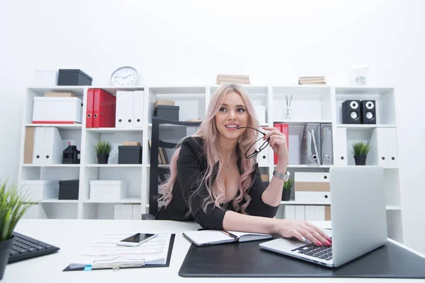 Bilgisayar işyerinde seksi kız