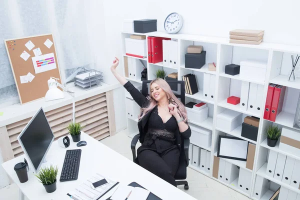 Ofiste zor bir günün ardından dinlenmek güzel kız