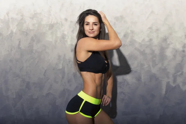 Fitness Modell Barna Lány Tökéletes Alak Fekete Sport Felső Rövidnadrág — Stock Fotó