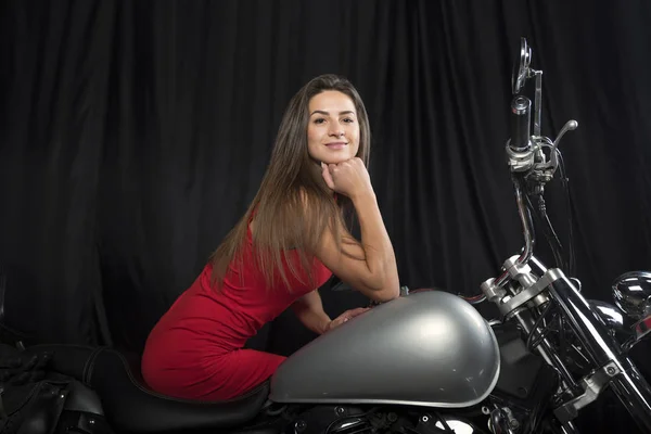 Красива Молода Брюнетка Яскраво Червоній Сукні Сидить Хромованому Мотоциклі Чорному — стокове фото
