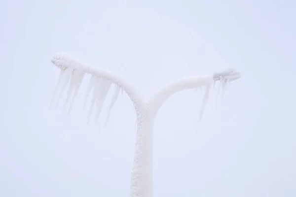 Gatlykta Täckt Med Snö Och Enorma Istappar — Stockfoto