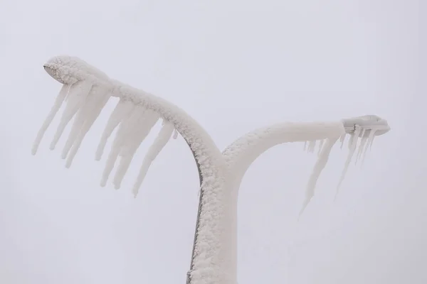 Gatlykta Täckt Med Snö Och Enorma Istappar — Stockfoto