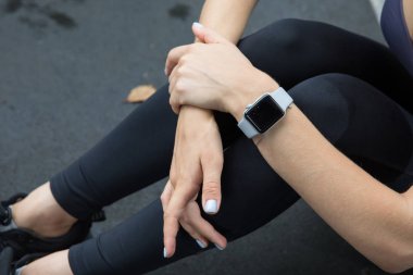 Güzel bir rakam bir egzersiz yaptıktan sonra parkta dinlenme ile sporcu