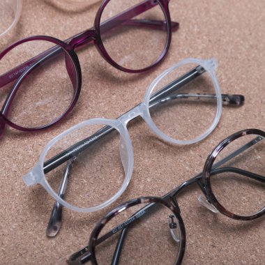 Mantar pano ve kontakt lensler ile küçük kap üzerinde farklı gözlük çerçeveleri