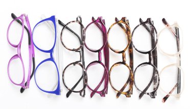 Beyaz arka plan üzerinde farklı gözlük çerçeveleri. İzole