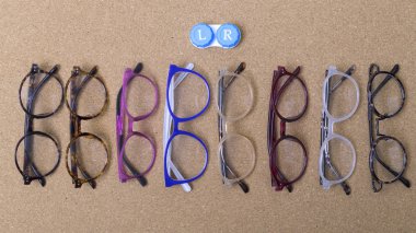 Mantar pano ve kontakt lensler ile küçük kap üzerinde farklı gözlük çerçeveleri