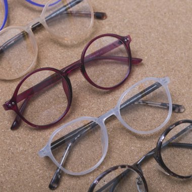 Mantar pano üzerinde farklı gözlük çerçeveleri