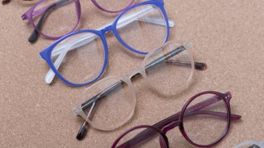 Mantar pano üzerinde farklı gözlük çerçeveleri