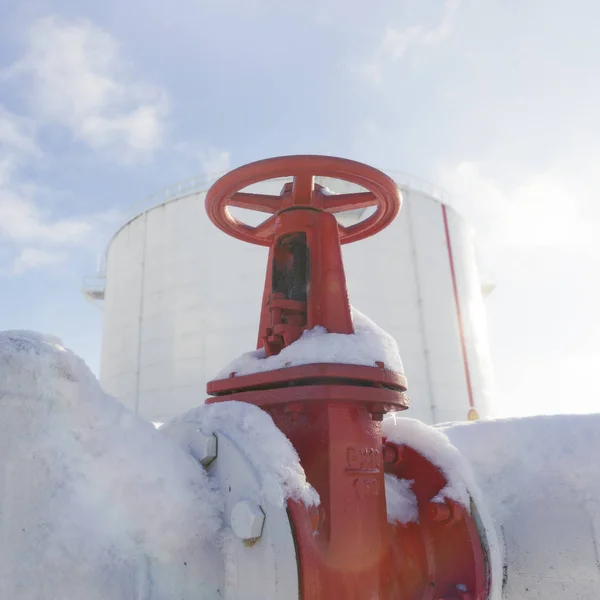 Czerwony Zaworu Rurociągu Pompowania Produktów Naftowych Tle Cysterny Benzyną — Zdjęcie stockowe
