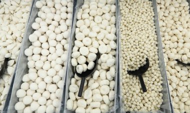 Süpermarkette kilolarına göre farklı hamur tatlısı türleri