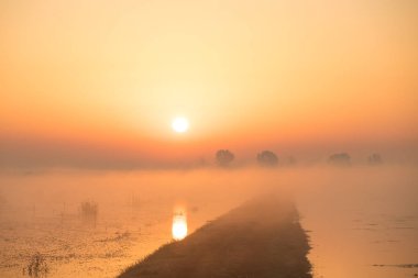 Güneşin doğuşunu su üzerinde muhteşem