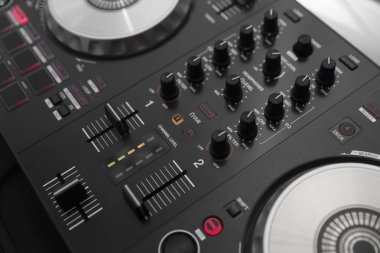 Profesyonel Dj uzak yakın çekim