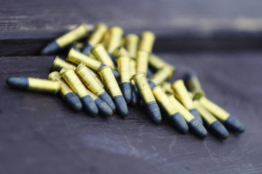 Küçük kalibre tüfek ahşap arka plan üzerinde kayaklar