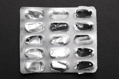 Siyah arkaplanda boş hap kutusu