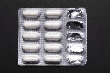 Bir paket beyaz hap.