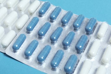 Paketteki beyaz ve mavi kapsüller