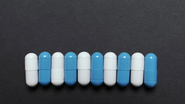 Alternating White Blue Pills Black Background Mock — Stock Photo, Image