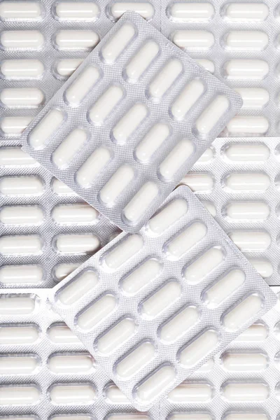 Tabletlerin Arka Planında Beyaz Kapsüller — Stok fotoğraf