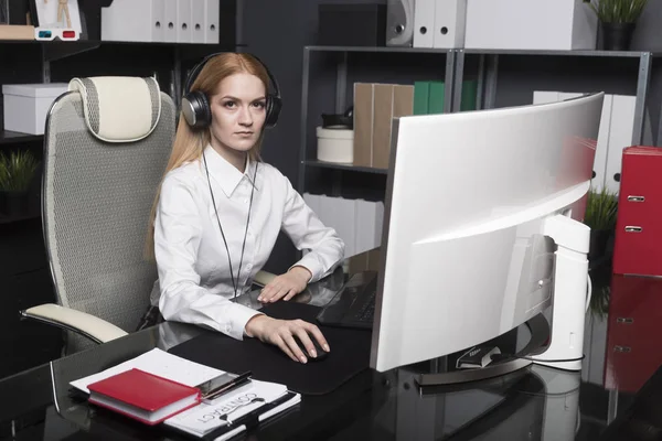 Blonde Girl White Shirt Headphones Working Computer Office — ストック写真